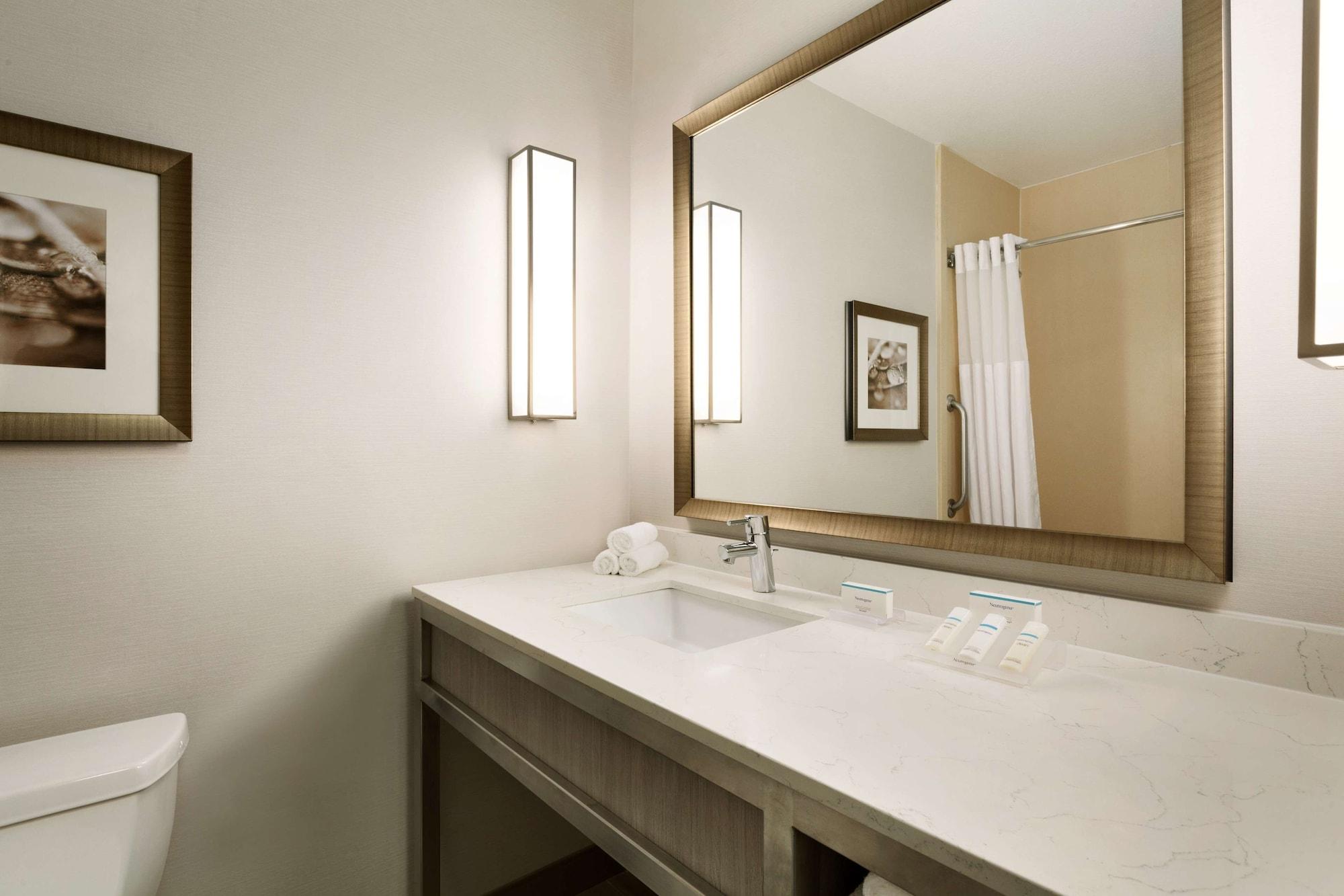 Hilton Garden Inn Roseville Buitenkant foto